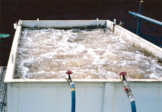 タンク内洗浄排水にCA-2008投入後エアー攪拌