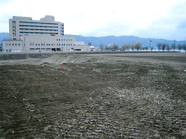 改良土は湖付近の嵩上げ工事に使用